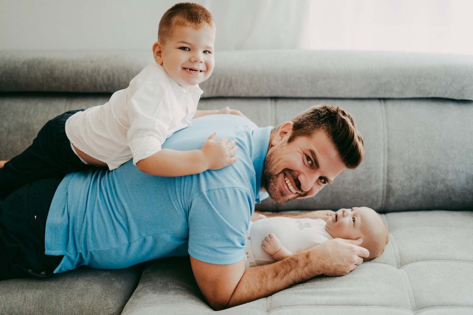 Otthoni családi fotózás apa és két kisfia